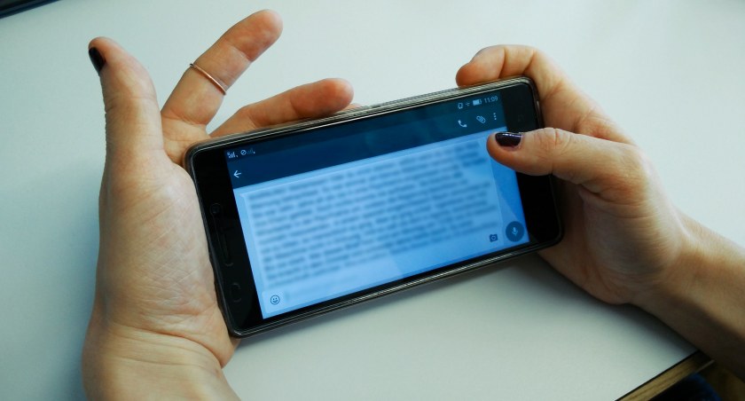 Zdjęcie: telefon w dłoniach 