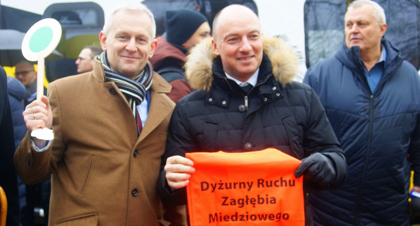 Zdjęcie: Chocianów, luty 2023. Tymoteusz Myrda jako Dyżurny Ruchu Zagłębia Miedziowego. Obok starosta polkowicki Kamil Ciupak. Fot. Piotr Kanikowski
