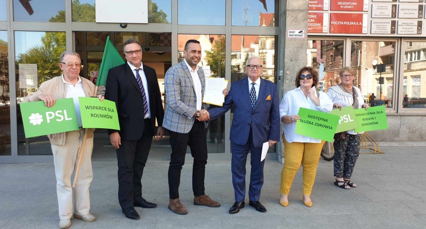 Zdjęcie: Przedstawiciele Trzeciej Drogi przez delegaturą Krajowego Biura Wyborczego w Legnicy. Trzeci od lewej Jan Wojtowicz, wicestarosta powiatu polkowickiego z PL2050, ściska rękę jedynce Trzeciej Drogi, Tadeuszowi Samborskiemu z PSL. Fot. Andrzej Trzeciak
