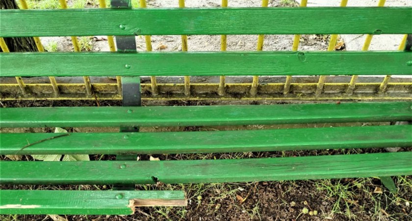 Zdjęcie: zniszczona ławka Fot.: KMP