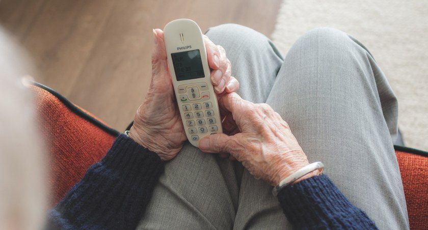 Zdjęcie: telefon w rękach kobiety 