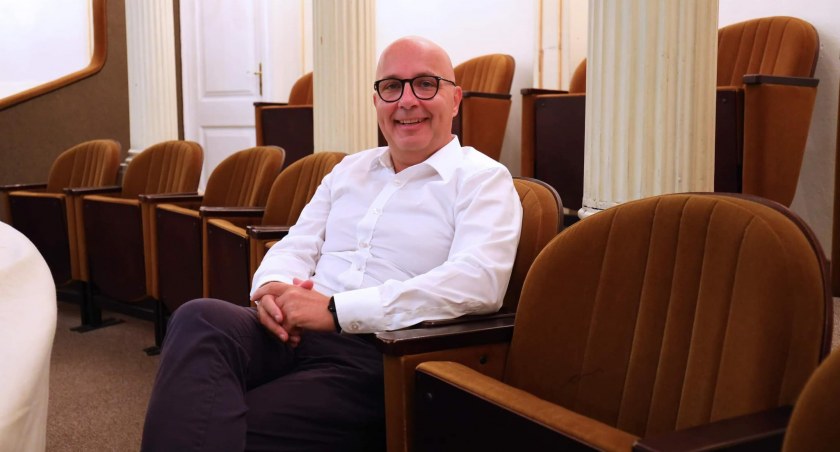 Zdjęcie: Poseł Robert Kropiwnicki na swoim fotelu w Teatrze Modrzejewskiej w Legnicy. Fot. Robert Kropiwnicki