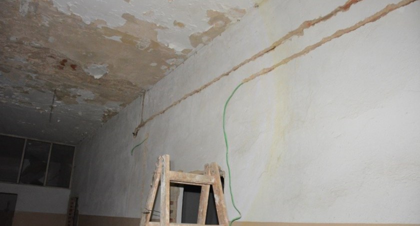 Zdjęcie: ściana z wykutymi kablami Fot.: KMP