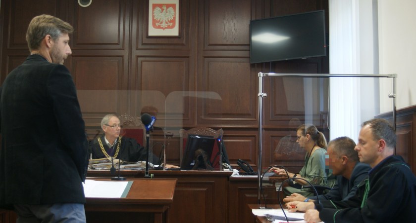 Zdjęcie: Tomasz P., jego obrońca mec. Marcin Harasimowicz (po prawej), sędzia Kazimierz Chłopecki i biegły Paweł Nowak w Sądzie Rejonowym w Legnicy. Fot. Piotr Kanikowski