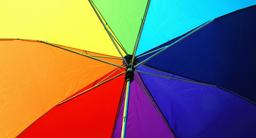Zdjęcie: Parasol w kolorach tęczy. Fot. Pixabay