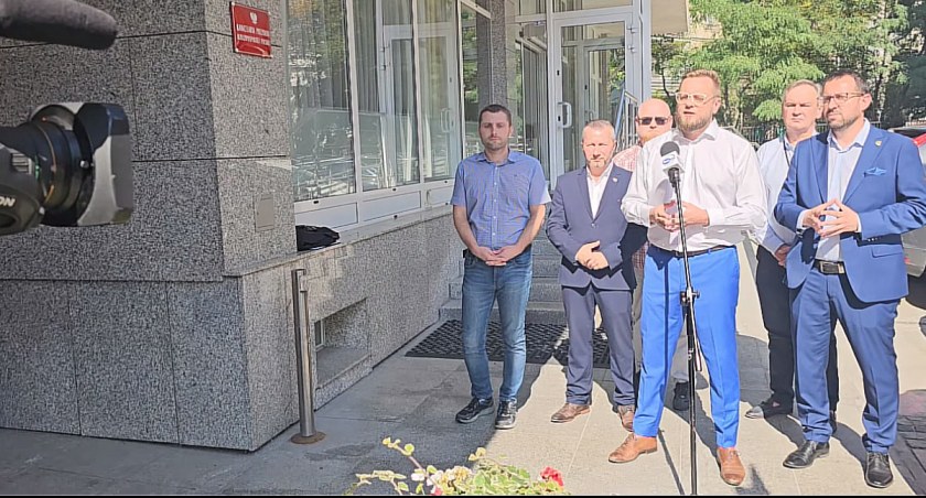 Zdjęcie: Paweł Tanajno, lider Strajku Przedsiębiorców, podczas konferencji prasowej o fałszowaniu wyborów przez PiS. 