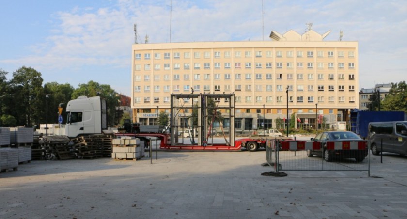 Zdjęcie: windy na placu Słowiańskim Fot.: UM Legnica