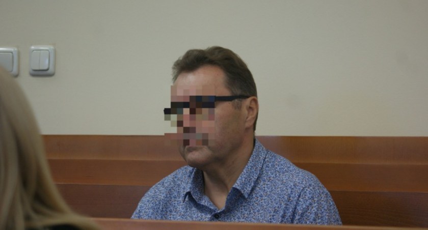 Zdjęcie: Komornik Rafał O. na ławie oskarżonych. Fot. Piotr Kanikowski