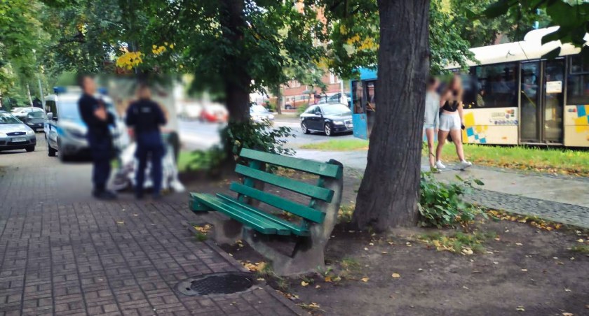 Zdjęcie: policjanci stojący przy zmarłym Fot.: czytelnik