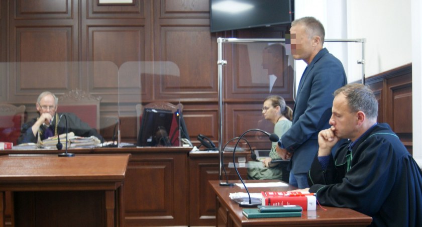 Zdjęcie: Sędzia Kazimierz Chłopecki, oskarżony Tomasz P. i jego obrońca Marcin Harasimowicz. Fot. Piotr Kanikowski
