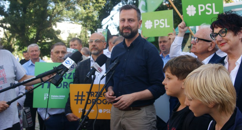 Zdjęcie: Władysław Kosiniak-Kamysz z kandydatami Trzeciej Drogi na posłów w Legnicy. Po prawej: burmistrz Lwówka Śląskiego Mariola Szczęsna (nr 3 na liście) i były poseł Tadeusz Samborski (nr 1 na liście). Fot. Piotr Kanikowski