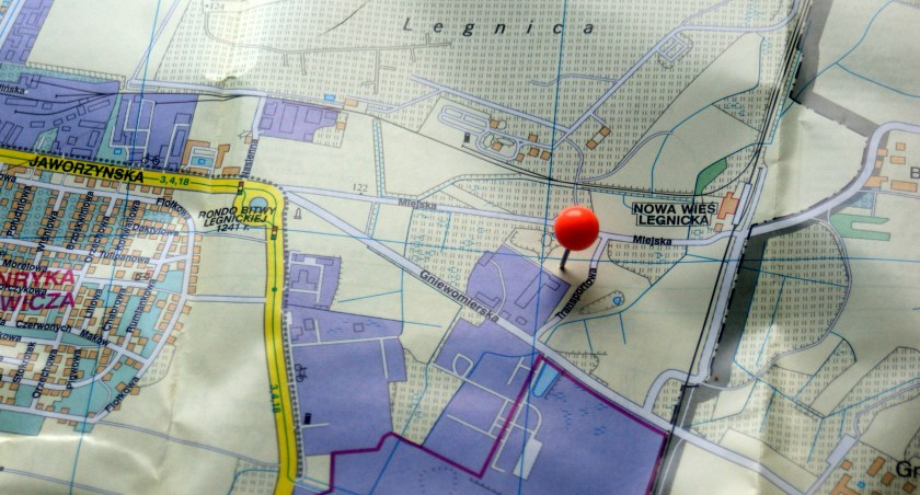 Zdjęcie: Mapa Legnicy z lokalizacją terenu przewidzianego pod inwestycję. Fot. Piotr Kanikowski