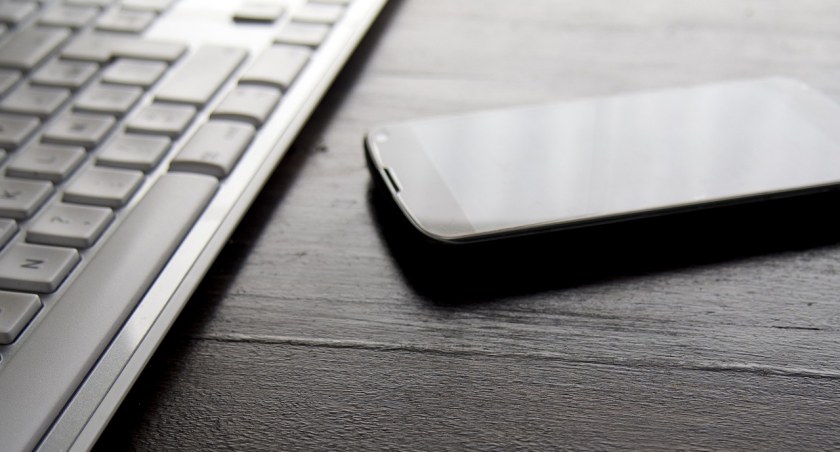 Zdjęcie: telefon i laptop 