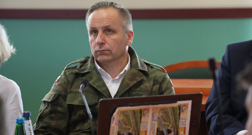 Zdjęcie: Wojskowa stylizacja radnego Andrzeja Lorenca. Fot. Andrzej Trzeciak 