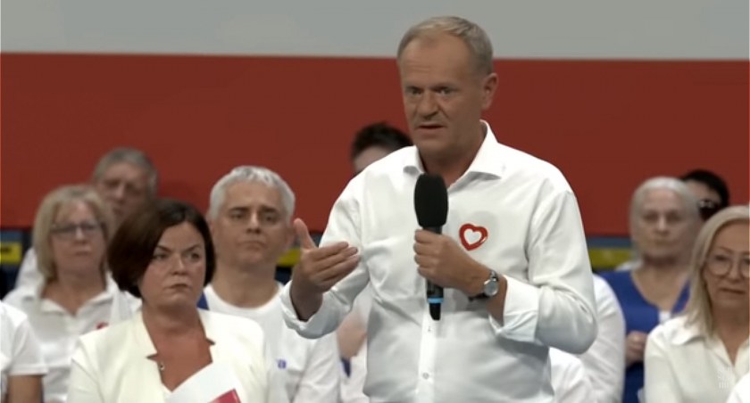 Zdjęcie: Donald Tusk, lider Koalicji Obywatelskiej, na spotkaniu wyborczym w Pile. Źródło: oficjalny kanał Donalda Tuska na YouTube