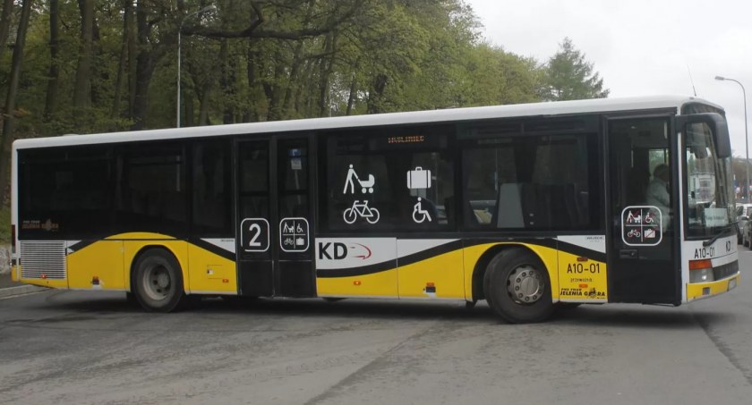 Zdjęcie: Stronie Śląskie, autobus Kolei Dolnośląskich. Fot. Koleje Dolnośląskie S.A.