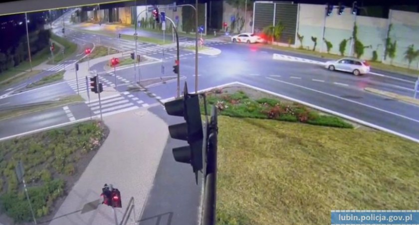 Zdjęcie: Toyota z oderwanym zderzakiem na skrzyżowaniu Alei Gen. Maczka z ul. KEN w Lubinie. Fot. Komenda Powiatowa Policji w Lubinie.