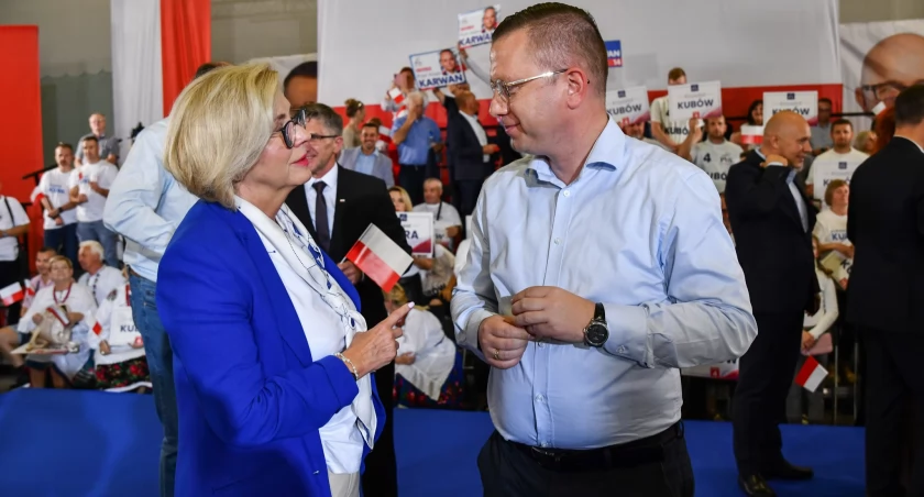 Zdjęcie: Wiceminister edukacji Marzena Machałek i szef gabinetu politycznego premiera Krzysztof Kubów na spotkaniu wyborczym w Lubinie. Fot. Facebook/ Krzysztof Kubów 