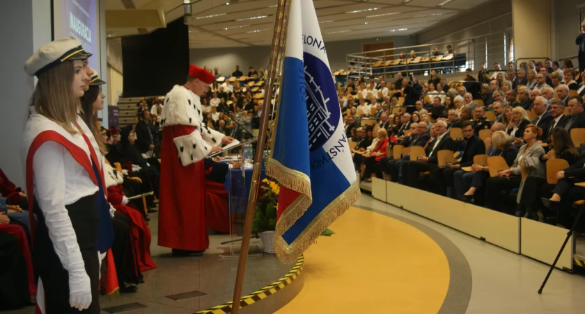 Zdjęcie: Uroczysta inauguracja roku akademickiego 2023/2024 w Collegium Witelona w Legnicy. Fot. Piotr Kanikowski