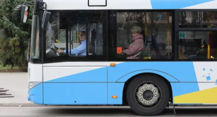 Zdjęcie: Autobus komunikacji miejskiej w Legnicy. Fot. Andrzej Trzeciak