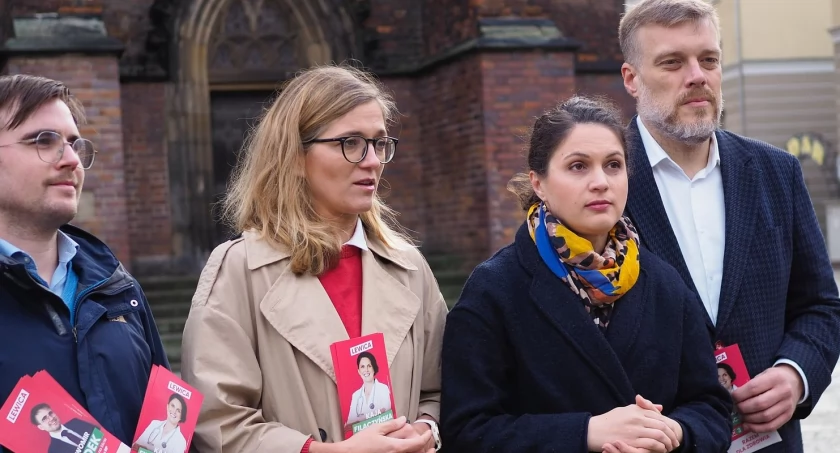 Zdjęcie (od lewej): Sławomir Gadek, posłanka Magdalena Biejat, doktor Kaja Flaczyńska oraz Adrian Zandberg. Fot. Nowa Lewica 