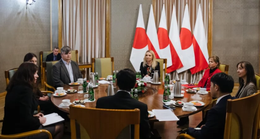 Zdjęcie: Władysław Zwaricz (przy stole z Lewej) w ambasadzie Japonii. Fot. Kancelaria Prezesa Rady Ministrów. 