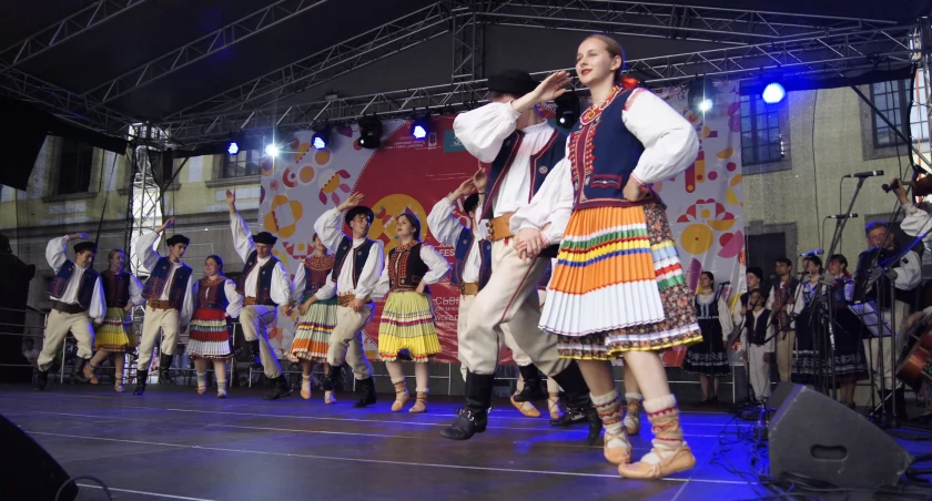 Zdjęcie: Koncert galowy Świata pod Kyczerą w Legnicy, tańczy Łemkowski Zespół Pieśni i Tańca Kyczera. Fot. Piotr Kanikowski