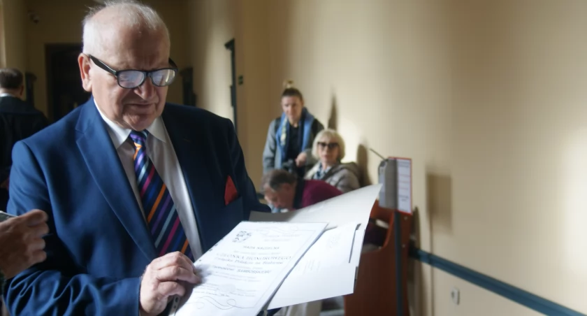 Zdjęcie: Tadeusz Samborski w Sądzie Okręgowym w Legnicy. Fot. Piotr Kanikowski