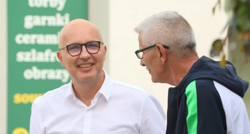 Zdjęcie: Poseł Robert Kropiwnicki robi kampanię wyborczą w Legnicy. Fot. Andrzej Trzeciak