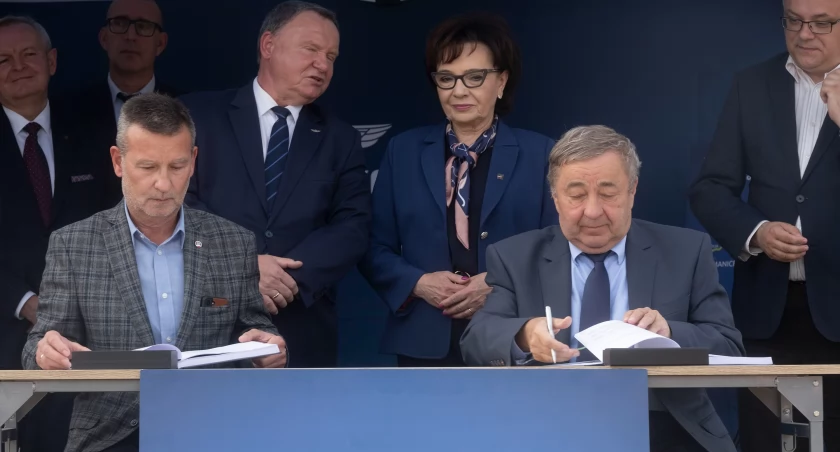 Zdjęcie: Podpisanie umowy na rewitalizację linii kolejowej nr 284 Legnica - Złotoryja - Jerzmanice Zdrój. Fot. Sejm RP