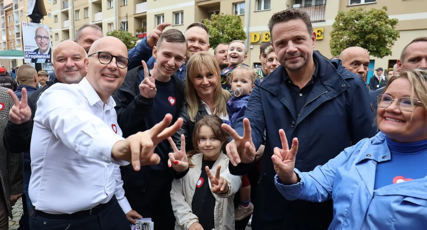 Zdjęcie: Robert Kropiwnicki i Rafał Trzaskowski na spotkaniu wyborczym z mieszkańcami Legnicy. Fot. Andrzej Trzeciak