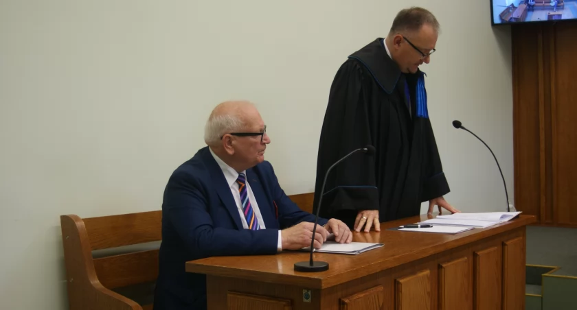 Zdjęcie: Tadeusz Samborski i jego pełnomocnik w Sądzie Okręgowym w Legnicy. Fot. Piotr Kanikowski