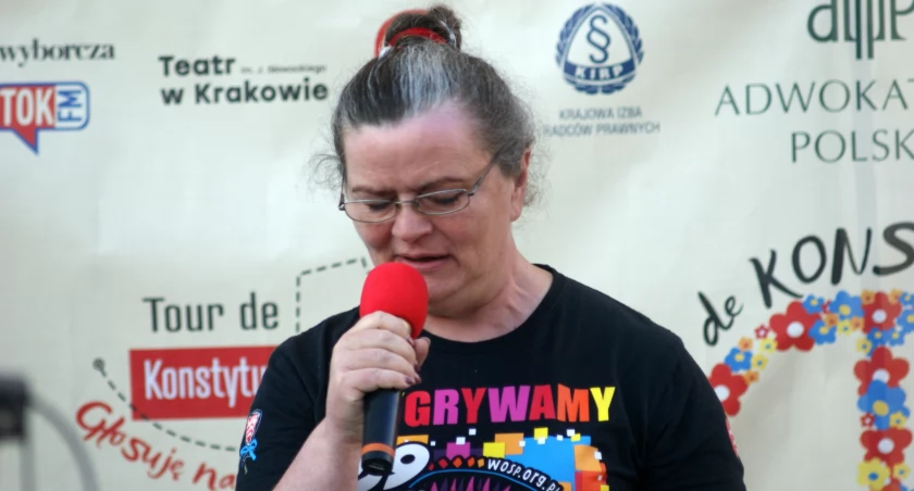 Zdjęcie: Radosława Janowska-Lascar podczas przystanku Tour de Konstytucja w Złotoryi. Fot. Piotr Kanikowski