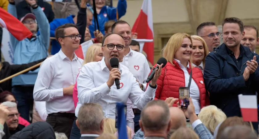Zdjęcie: Robert Kropiwnicki na wiecu w Legnicy obok m.in. Rafała Trzaskowskiego. Fot. Aga Jackiewicz 