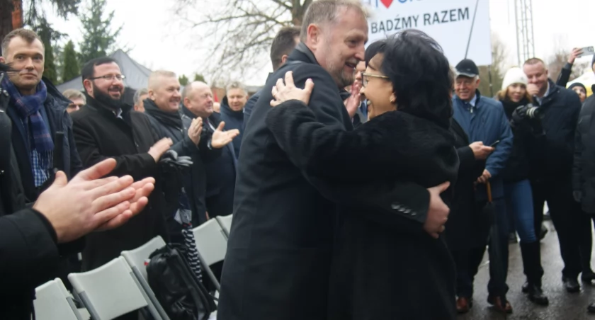 Zdjęcie: Grudzień 2023. Robert Raczyński, prezydent Lubina, tańczy z marszałek Sejmu Elżbietą Witek. Fot. Piotr Kanikowski
