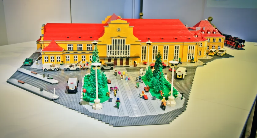 Zdjęcie: legnicki dworzec zbudowany z klocków LEGO Fot.: Aga Jackiewicz