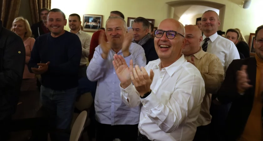 Zdjęcie: Poseł Robert Kropiwnicki w sztabie wyborczym KO. Fot. Andrzej Trzeciak