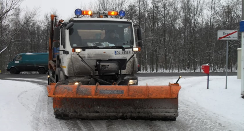 Zdjęcie: Pług Legnickiego Przedsiębiorstwa Gospodarki Komunalnej w Legnicy. Fot. LPGK