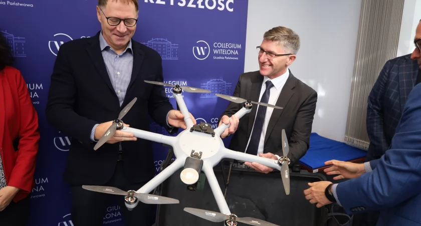 Zsjęcie: prof. dr hab. Andrzej Panasiuk, Rektor Collegium Witelona Uczelnia Państwowa i starosta legnicki Adam Babuśka z dronem. Fot. Collegium Witelona/