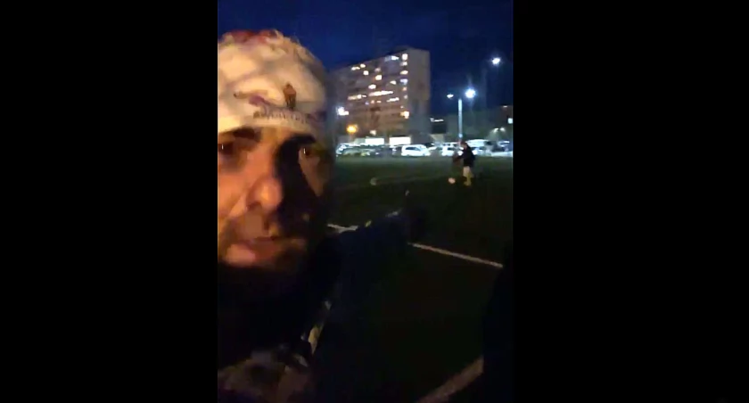 Zdjęcie: Kadr z filmiku, jaki Norbert Rekowski nagrał na Orliku przy ul. Polarnej. Źródło: Facebook