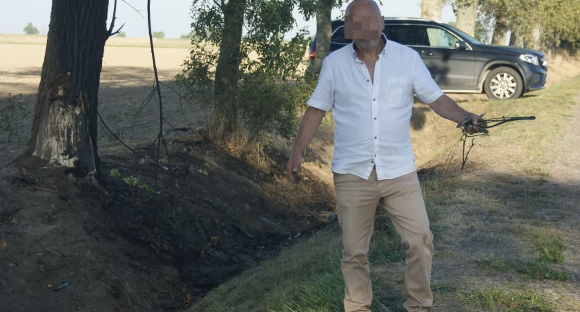 Zdjęcie: Leszek K. na miejscu wypadku swego syna. Fot. Piotr Kanikowski