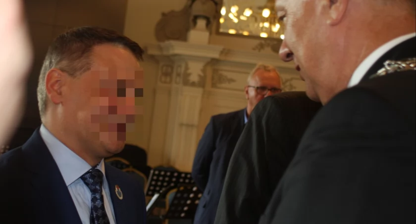Zdjęcie: Prezydent Tadeusz Krzakowski wręcza Piotrowi K. przyznaną przez radę miejską odznakę 