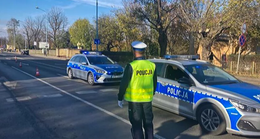 Zdjęcie: policjant na drodze Fot.: KMP