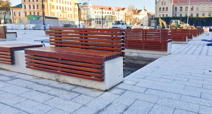 Zdjęcie: ławki na pl.Słowiańskim w Legnicy Fot.: Andrzej Trzeciak