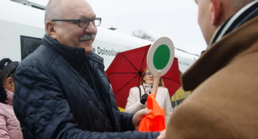 Zdjęcie: Cezary Przybylski, marszałek Dolnego Śląska, na stacji w Chocianowie. Fot. Piotr Kanikowski