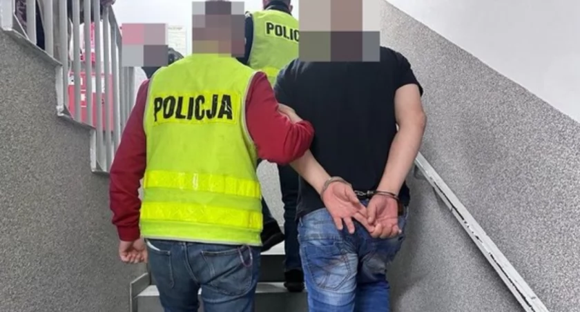 Zdjęcie: Policjanci prowadzą nożownika. Fot. Policja Legnica