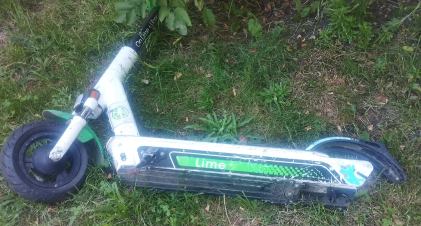 Zdjęcie: Zniszczona i porzucona hulajnoga elektryczna Lime. Źródło: Facebook. com/ Dyskusja o Legnicy