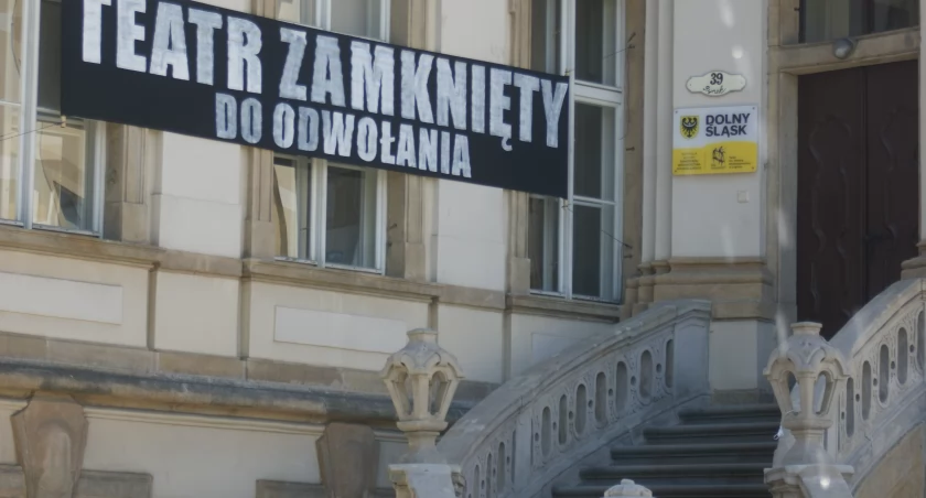 Zdjęcie: Baner wywieszony przez Teatr Modrzejewskiej w Legnicy w czerwcu 2023 r. Fot. Piotr Kanikowski