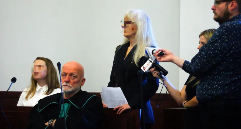 Zdjęcie: Ława oskarżonych. Pierwsza z lewej Iryna D., obok Henryka Z. Fot. Piotr Kanikowski