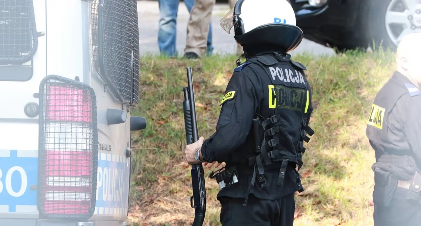 Zdjęcie: Policjant prewencji z długą bronią. Fot. Andrzej Trzeciak